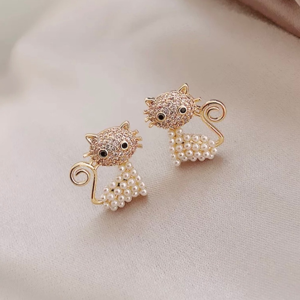 Minimalistic kitty cat studs gold tone with rhinestones
